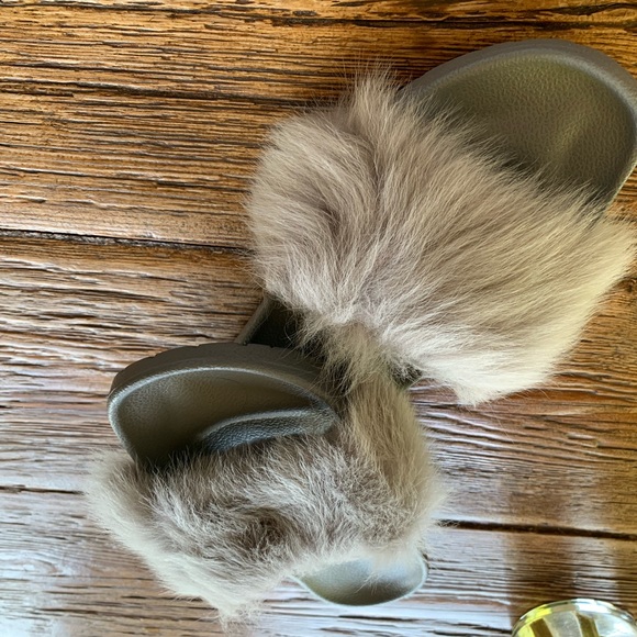 Ugg Slippers size 7. Never worn, brand new. Grey color. No box - Picture 7 of 7